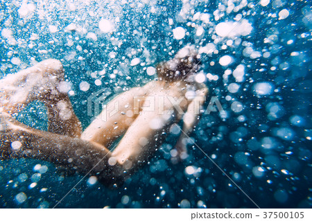 Young naked woman dive in ocean, air bubbles 37500105