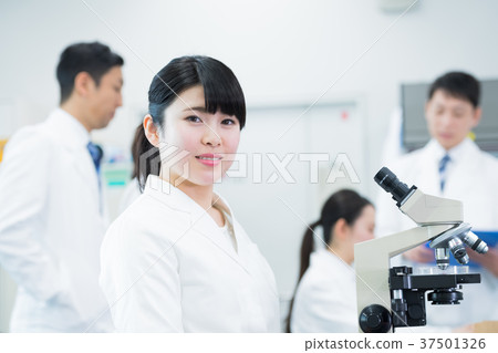 Young woman, laboratory, experiment, science, microscope 37501326
