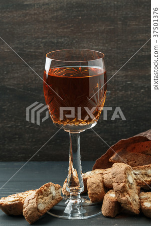 Italian cantucci biscuits and a glass of wine 37501376