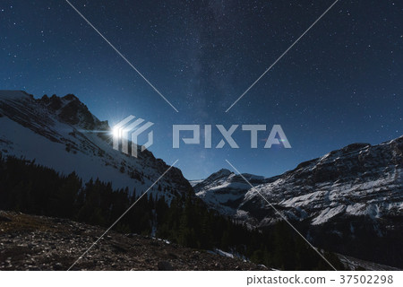 Stars over Peyto lake, Icefields parkway, Alberta Stars over Peyto lake, Icefields parkway, Alberta 37502298