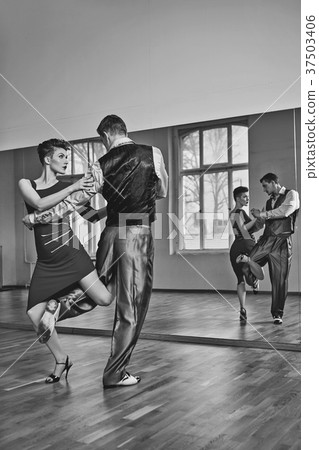 beautiful couple dancing tango 37503406