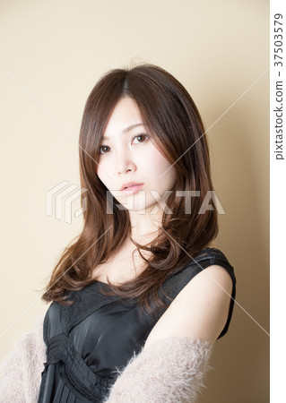 穿皮草的女人 37503579