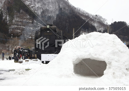 Steam Locomotive Turntable Square and D51 No. 745 in winter (Minakami Town, Tone District, Gunma Prefecture) Steam Locomotive Turntable Square and D51 No. 745 in winter (Minakami Town, Tone District, Gunma Prefecture) 37505015