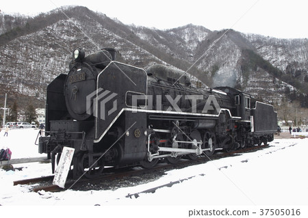 Steam Locomotive Turntable Square and D51 No. 745 in winter (Minakami Town, Tone District, Gunma Prefecture) 37505016