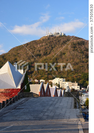 Taking pictures of the early morning autumn morning scenery of Hakodate Bay area Kanamori warehouses and Hakodate mountain in Hokkaido 37505630