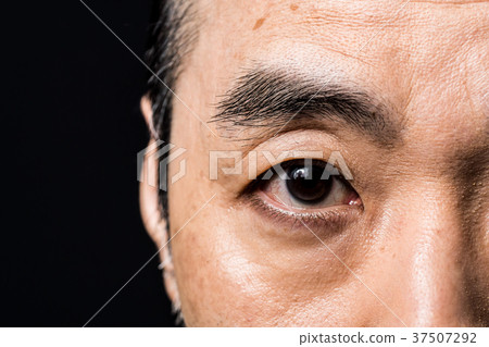 Middle male 37507292