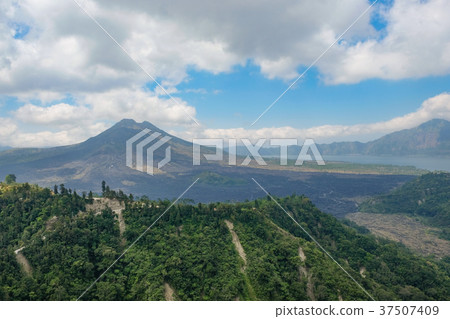 在巴厘島金塔馬尼高原的巴杜爾山和巴圖爾湖 37507409