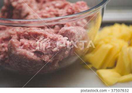 Sliced potato and meat stuffing for meatballs Sliced potato and meat stuffing for meatballs 37507632