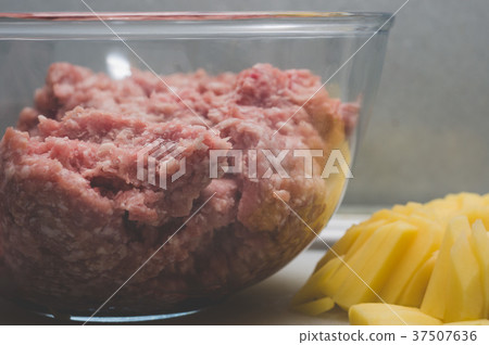 Sliced potato and meat stuffing for meatballs 37507636