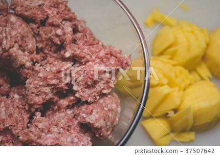 Sliced potato and meat stuffing for meatballs 37507642