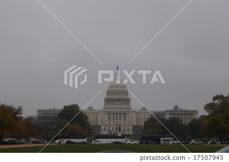 Parliament Building seen from Washington National Mall 37507945