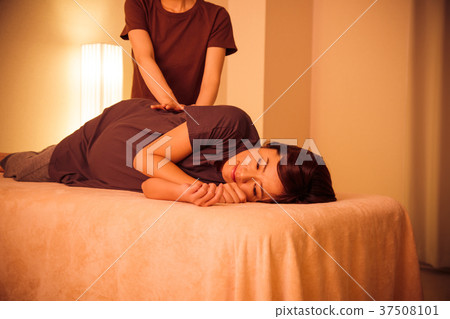 Massage pregnant woman maternity pregnancy beauty treatment 37508101