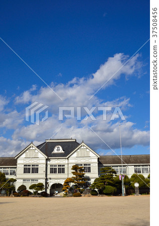 Old transpired elementary school in winter sunny 37508456