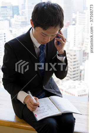 做在日程表書的求職學生的圖像筆記，當接到電話時 37508773