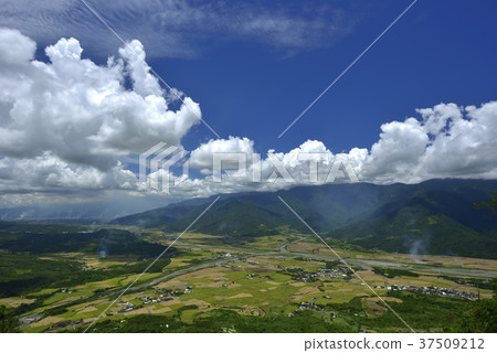 Rice fields, rural areas, wilderness, mountains, Taiwan, Hualien, East Rift Valley, rural scenery, farmland, sixty stone mountains Rice fields, rural areas, wilderness, mountains, Taiwan, Hualien, East Rift Valley, rural scenery, farmland, sixty stone mountains 37509212
