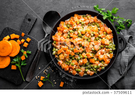 Carrot braised with fresh green peas 37509611