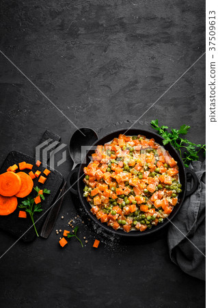 Carrot braised with fresh green peas 37509613