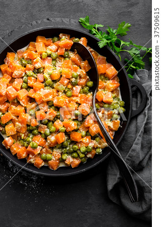 Carrot braised with fresh green peas Carrot braised with fresh green peas 37509615