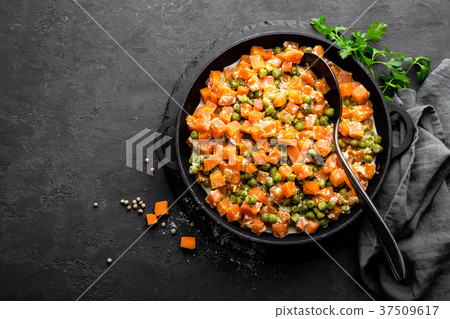 Carrot braised with fresh green peas Carrot braised with fresh green peas 37509617