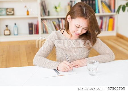 一個女人做筆記 37509705