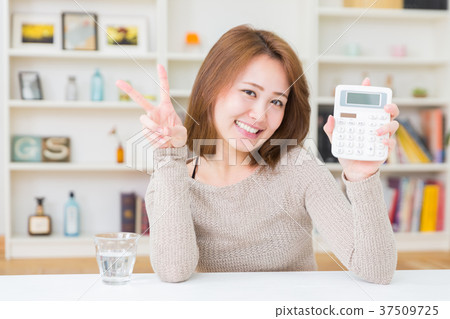 有計算器的婦女 有計算器的婦女 37509725