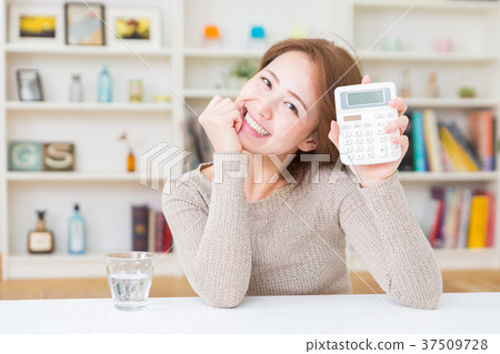 有計算器的婦女 有計算器的婦女 37509728
