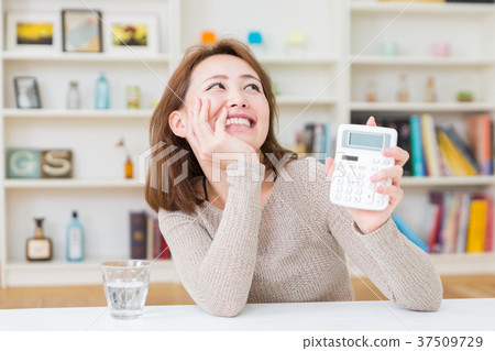 有計算器的婦女 有計算器的婦女 37509729
