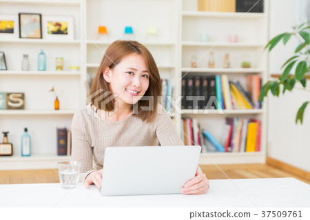 觀看一台計算機的婦女在屋子裡 37509761