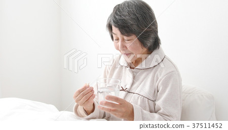 吃藥的女人 37511452