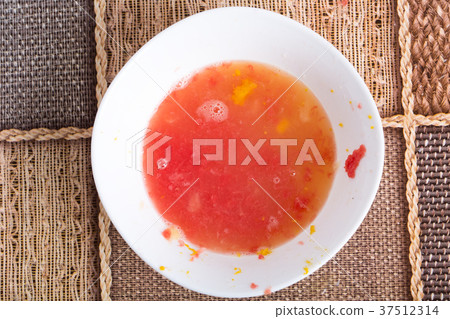 White bowl with fresh grapefruit juice. 37512314