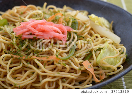 Looks delicious yakisoba 37513819