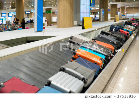 luggage with conveyor belt in the airport. luggage with conveyor belt in the airport. 37515930