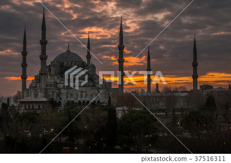 Sunset in Blue Mosque Istanbul 37516311