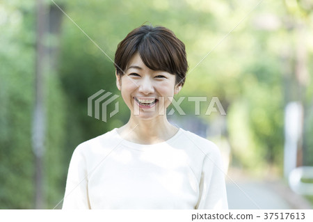 一個女人在戶外散步 37517613