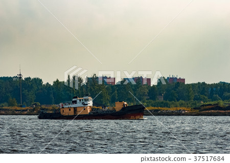 Old tug ship underway Old tug ship underway 37517684