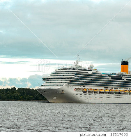 Large royal cruise liner Large royal cruise liner 37517693