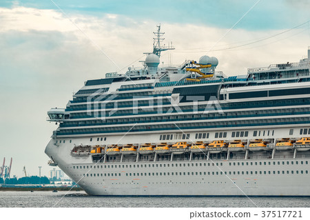Large royal cruise liner Large royal cruise liner 37517721