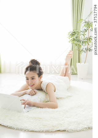 看電腦的女人 看電腦的女人 37517794