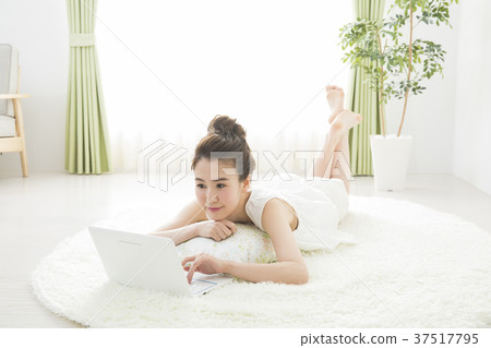 看電腦的女人 看電腦的女人 37517795