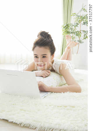 看電腦的女人 看電腦的女人 37517797