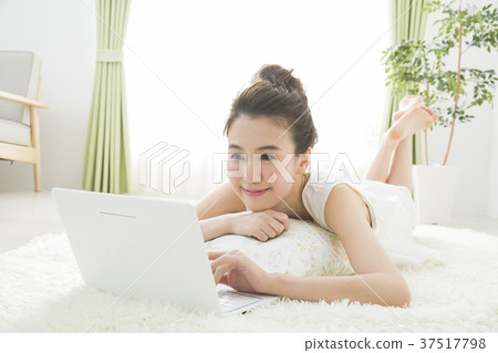 看電腦的女人 看電腦的女人 37517798