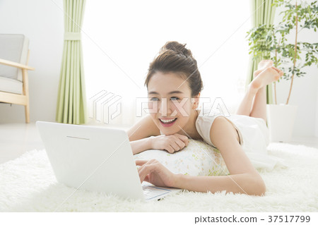 看電腦的女人 看電腦的女人 37517799