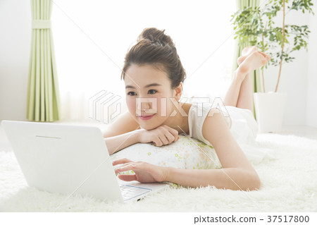 看電腦的女人 37517800