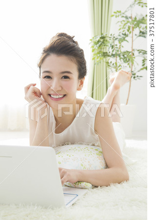 看電腦的女人 看電腦的女人 37517801