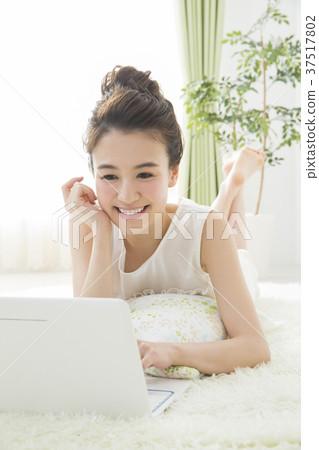 看電腦的女人 37517802