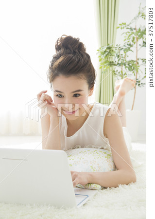 看電腦的女人 看電腦的女人 37517803