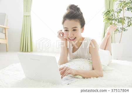 看電腦的女人 看電腦的女人 37517804