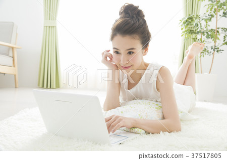 看電腦的女人 看電腦的女人 37517805