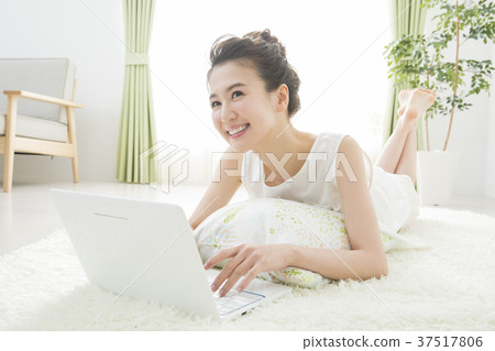 看電腦的女人 看電腦的女人 37517806