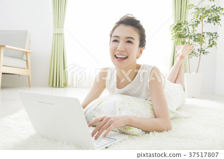 看電腦的女人 看電腦的女人 37517807